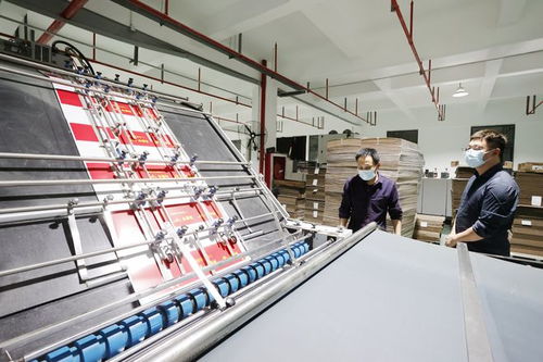 湖口 通宵趕制10000個(gè)愛(ài)心守 滬 物資包裝盒